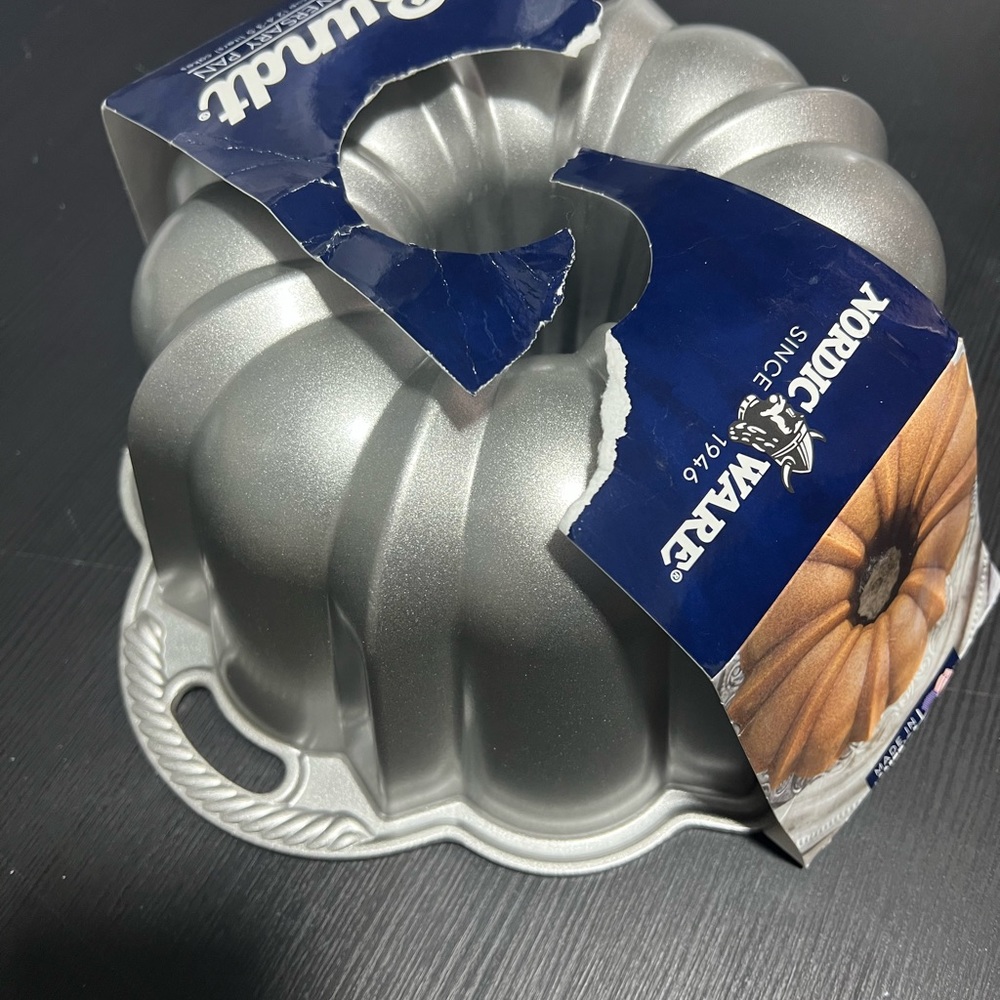 Nordic Ware NORDIC WARE For 10-15Cup(2.4-3.5 liters) Cake Bundt Anniversary Pan - Picture 7 of 10